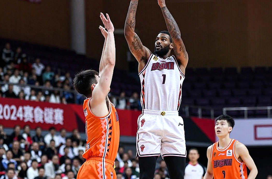 Bảy trận của Hield: Canh bạc phòng ngự của Hawks mang tên Finney-Smith Bảy trận của Hield: Canh bạc phòng ngự của Hawks mang tên Finney-Smith