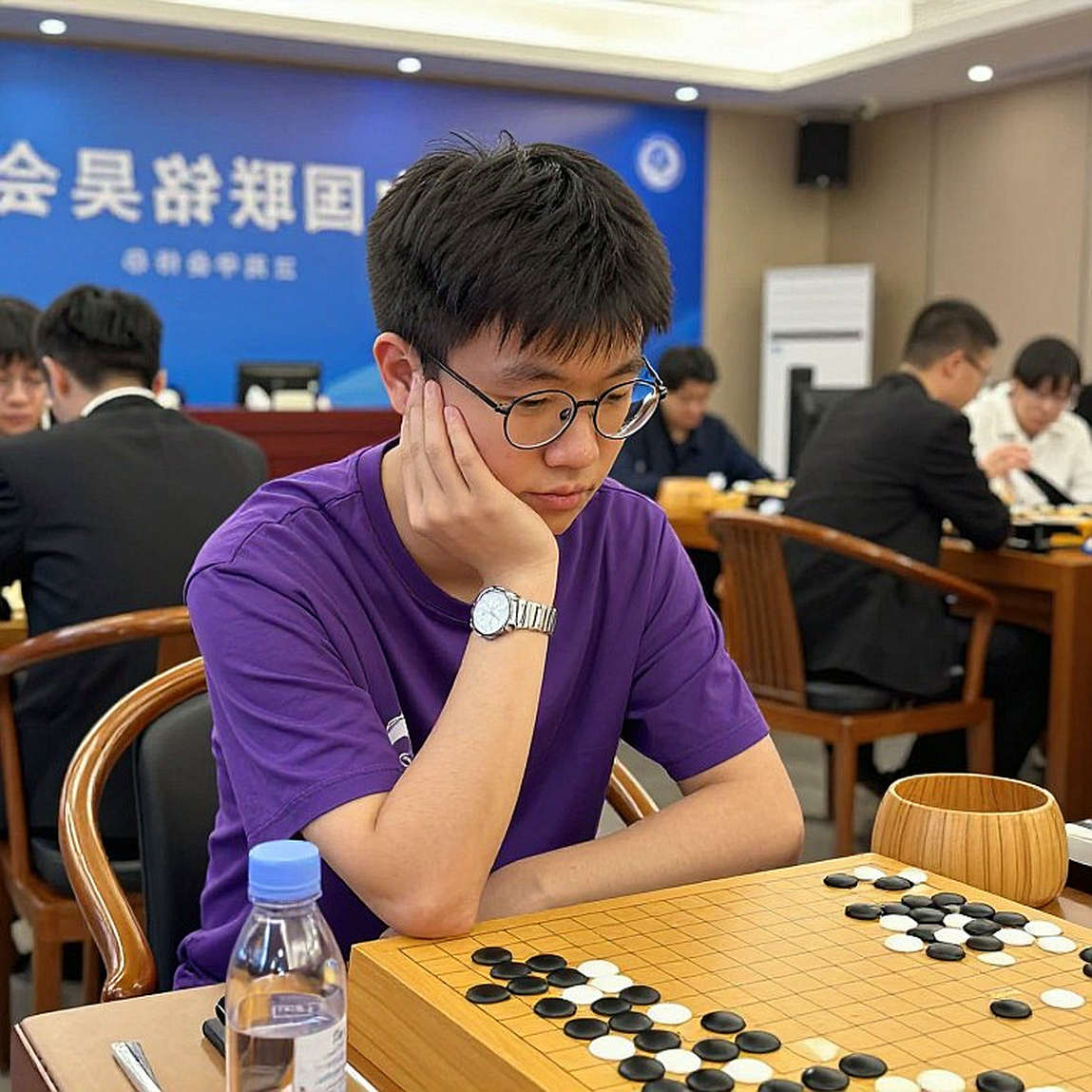 Eddie, Gumayusi và mười hai giờ bị dịch sai: Lỗ hổng không ai làm chủ trong esports quốc tế Eddie, Gumayusi và mười hai giờ bị dịch sai: Lỗ hổng không ai làm chủ trong esports quốc tế