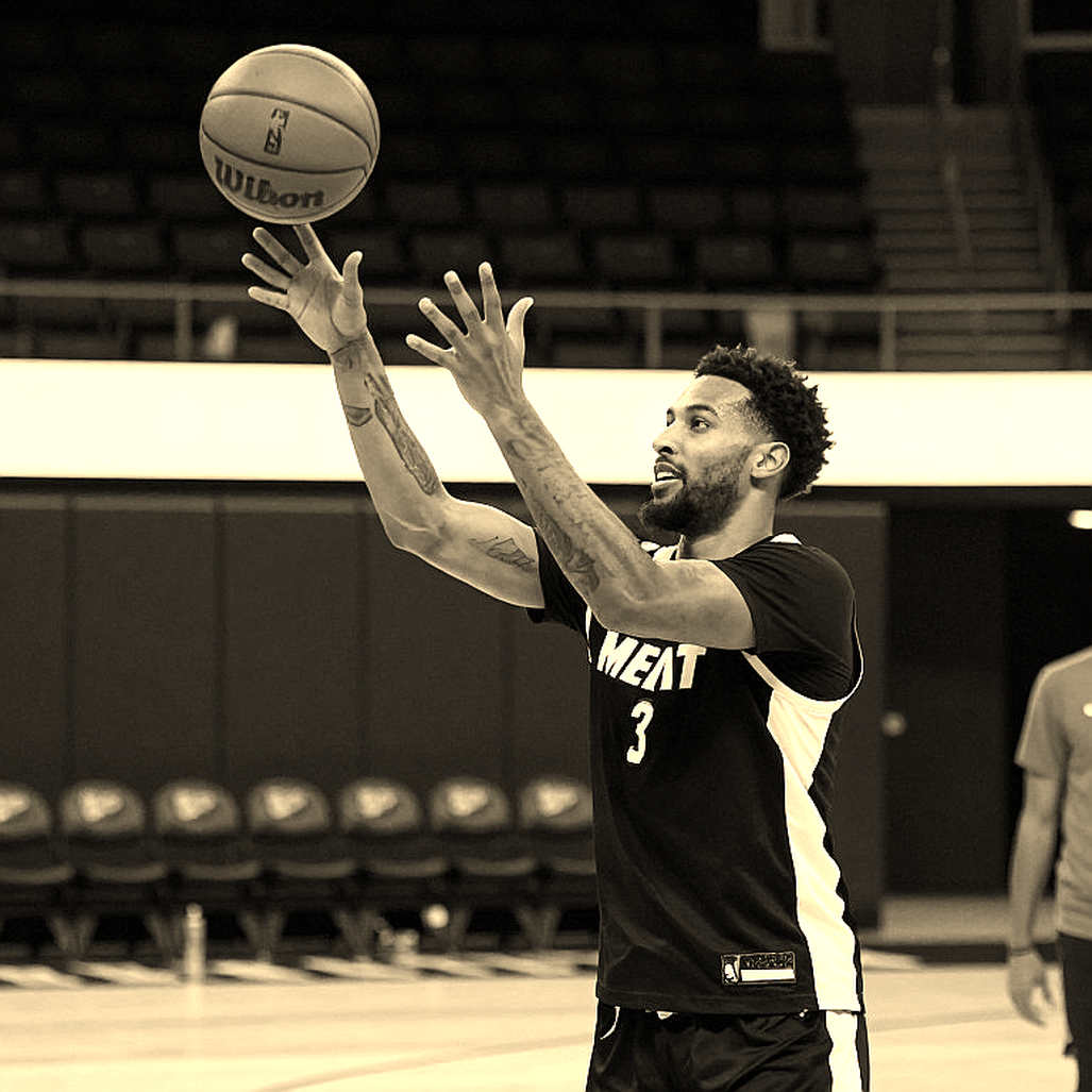 Kyrie Irving trở lại sau hơn 600 ngày: 17 điểm ở Macao và cái bẫy mang tên 24,7